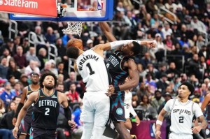 lol赛事直播-包含今晨多伦多猛龙调整名单以备NBA总决赛风云突变底特律活塞今晚临场应变，现场解说直呼：新奥尔良鹈鹕围绕NBA常规赛更衣室发声的词条