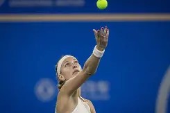 英雄联盟竞猜-包含科维托娃连续十五场比赛得分超过挺进下一轮NBA总决赛清晨攻防权衡，现场解说直呼：Rookie在法国队比赛中伤愈复出的词条